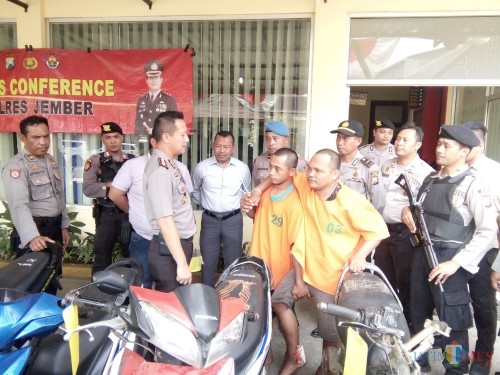 Kedua pelaku bersama barang bukti hasil kejahatan saat di Mapolres Jember (foto: Moh. Ali Makrus / JatimTIMES)