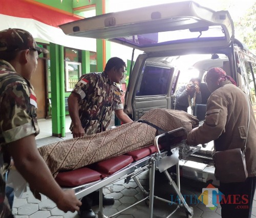 Jenazah Budi Ayuga saat akan dimasukkan ke mobil jenazah (Arifina Cahyanti Firdausi/MalangTIMES)
