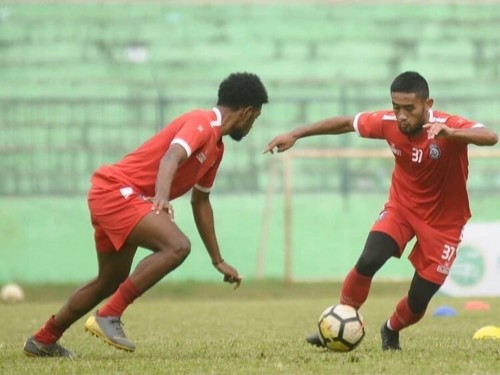 Bek sayap muda Arema FC, Agil Munawar (kanan) (official Arema FC)