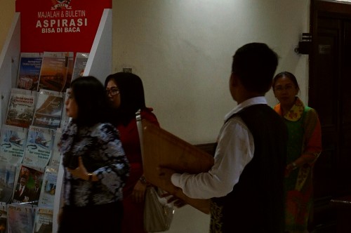 Empat anggota DPRD Surabaya yang terlihat langsung ngeloyor begitu saja saat difoto