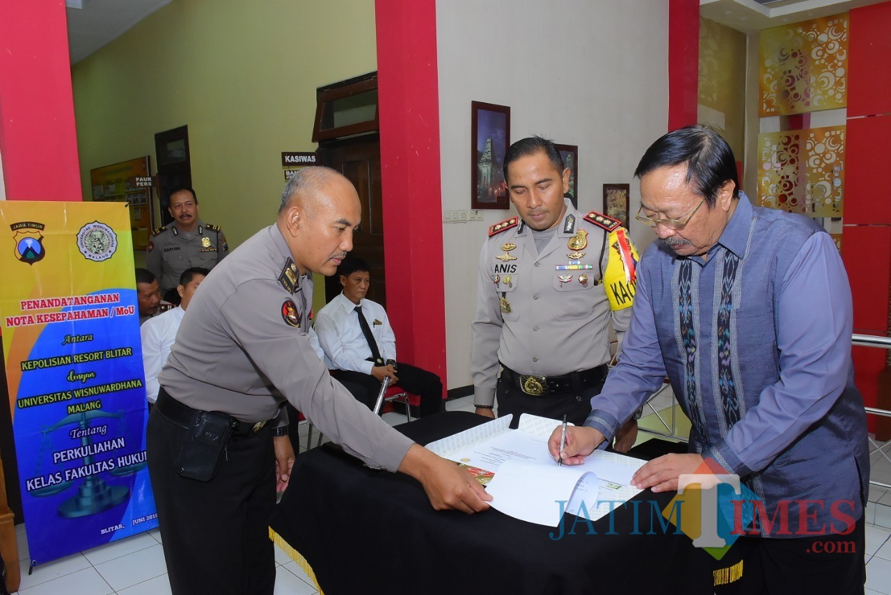 Penandatanganan MoU antara Polres Blitar dengan Universitas Wisnu Wardhana Malang.(Foto : Aunur Rofiq/BlitarTIMES)