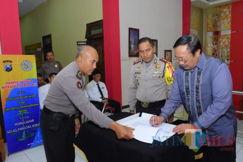 Penandatanganan MoU antara Polres Blitar dengan Universitas Wisnu Wardhana Malang.(Foto : Aunur Rofiq/BlitarTIMES)
