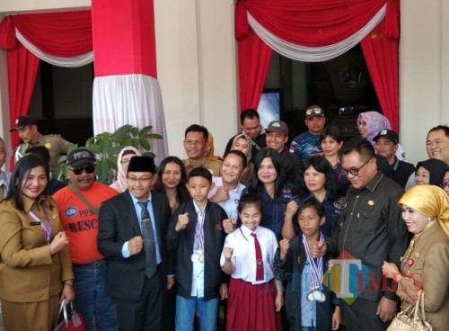 Wali Kota Malang Sutiaji (berkopyah) saat menyambut siswa-siswi berprestasi di Balaikota Malang, Senin (12/8) (Arifina Cahyanti Firdausi/MalangTIMES)