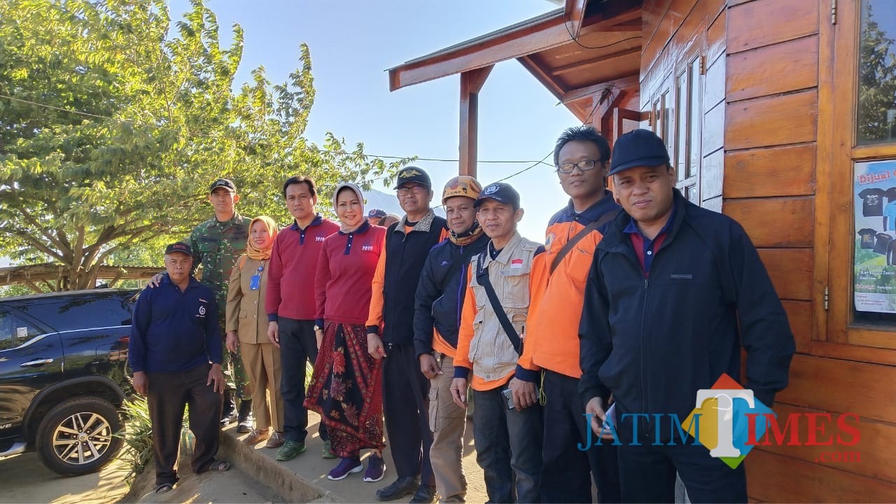 Wali Kota Batu Dewanti Rumpoko saat meninjau kebakaran Gunung Panderman dari pos pantau Gunung Panderman, beberapa saat lalu.