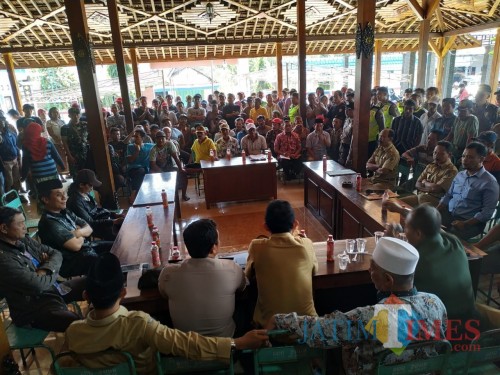 Situasi di balai desa Pelem, Kecamatan Campurdarat. Ratusan warga tolak makam di Pondok Pesantren Gus Maksum. / Foto : Anang Basso / Tulungagung TIMES