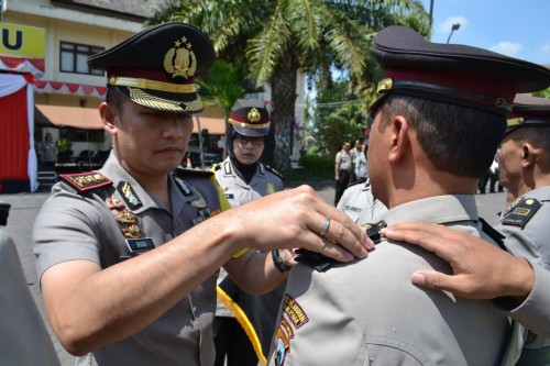 Kapolres Batu AKBP Budi Hermanto saat penyematan tanda pangkat di halaman Mapolres Batu, Selasa (13/8/2019).