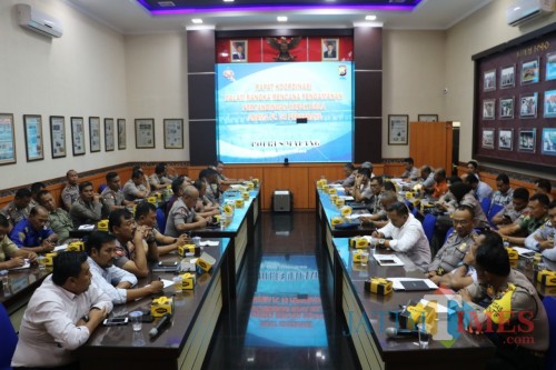 Puluhan personel gabungan saat menghadiri agenda rapat koordinasi membahas pengamanan laga Arema FC menghadapi Persebaya. (Foto : Humas Polres Malang for MalangTIMES)