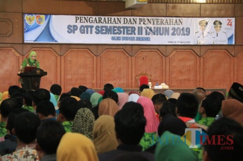 Bupati Jember saat menjelaskan tentang alasan terbitnya SP GTT di aula Pemkab Jember kepada ribuan GTT (foto : Moh. Ali Makrus / Jatim TIMES)