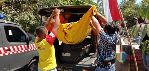 Anggota Polsek Diwek saat mengevakuasi mayat yang ditemukan warga di kebun bambu Desa Bandung, Kecamatan Diwek, Jombang. (Foto : Adi Rosul / JombangTIMES)