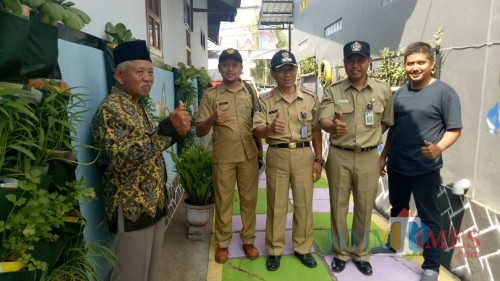 Tim penilai dari DLH Pemkab Blitar saat melakukan penilaian.(Foto : Malik Naharul/BlitarTIMES)