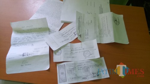 Bukti-Bukti kwitansi pembayaran dan juga surat perjanjian untuk menipu korban (Anggara/Sudiongko)