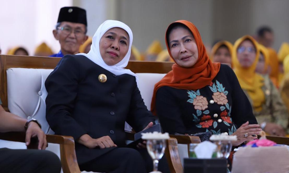 Gubernur Jawa Timur Khofifah Indar Parawansa saat bersama Wali Kota Batu Dewanti Rumpoko saat berada di Graha Pancasila Balai Kota Among Tani, Selasa (13/8/2019). (Foto: istimewa)