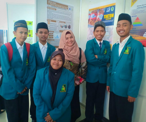Kelompok mahasiswa UNU Blitar yang menghasilkan minuman bernutrisi dari melinjo