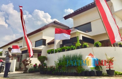 Salah satu veteran sedang menyirami tanaman di depan rumahnya di Jl Sultan Hasan Halim, Kelurahan Sisir, Kecamatan Batu. (Foto: Irsya Richa/MalangTIMES)