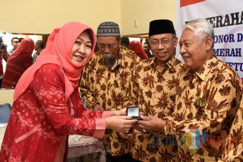 Ketua PMI Kota Kediri Lilik Muhibbah saat menyerahkan cincin emas kepada para pendonor.(eko Arif s/JatimTimes)