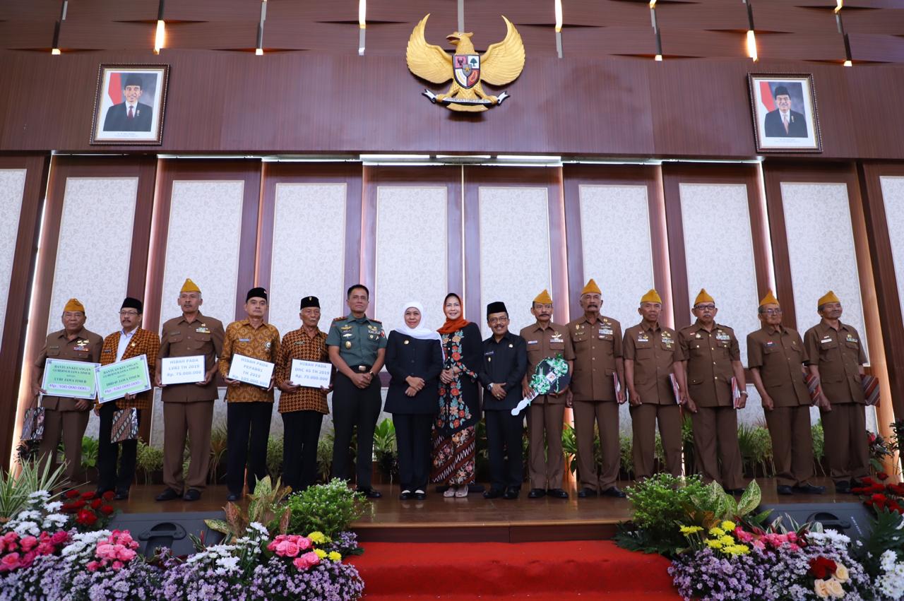 Gubernur Jawa Timur Khofifah Indar Parawansa, bersama Pangdam V Brawijaya, Mayor Jenderal TNI R. Wisnoe Prasetja Boedi, Wali Kota Batu, Dewanti Rumpoko dan Wakil Wali Kota Batu, Punjul Santoso berfoto bersama veteran yang mendapatkan bantuan di di Gr
