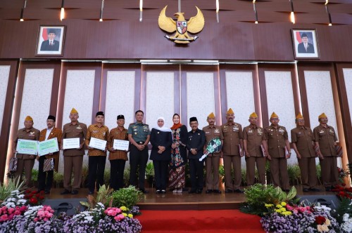 Gubernur Jawa Timur Khofifah Indar Parawansa, bersama Pangdam V Brawijaya, Mayor Jenderal TNI R. Wisnoe Prasetja Boedi, Wali Kota Batu, Dewanti Rumpoko dan Wakil Wali Kota Batu, Punjul Santoso berfoto bersama veteran yang mendapatkan bantuan di di Gr