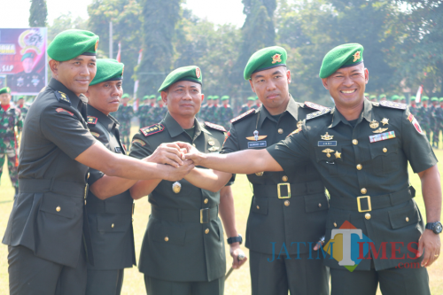 Danrem 081/DSJ bersama pejabat utama yang sertijab.(Foto : Aunur Rofiq/BlitarTIMES)