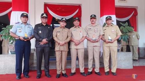Wali Kota Malang Sutiaji (tengah) didampingi Wakil Wali Kota Malang Sofyan Edi Jarwoko (kenakan seragam hitam) dan Sekretaris Daerah Kota Malang, Wasto (tiga dari kanan) saat berfoto bersama dengan penerima Anugerah Adinata Mandrakanta (Pipit/MalangTIMES)