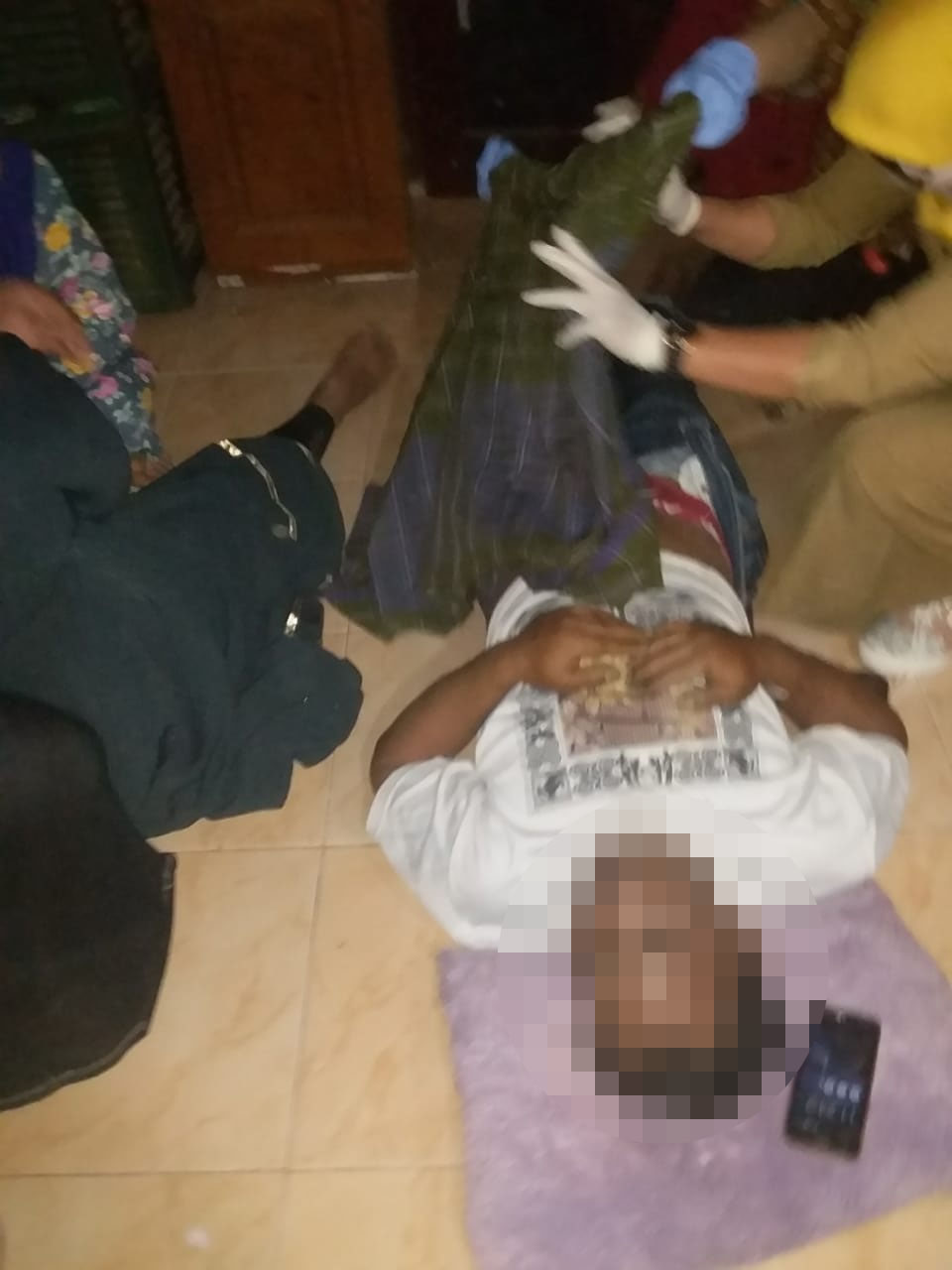 Kondisi jenazah korban bunuh diri saat dievakuasi petugas. (Foto : Humas Polres Malang for MalangTIMES)