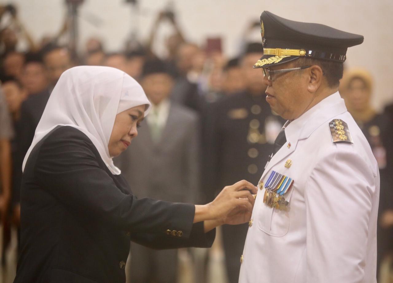 Maryoto menandatangi SK pengangkatan dirinya sebagai Bupati Definitif Tulungagung disaksikan Gubernur Jatim, Khofifah Endar Parawansa (foto : Joko Pramono/Jatim Times)