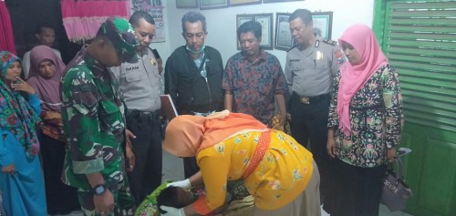 Korban saat sedang dilakukan pemeriksaan oleh tim dokter dari Puskesmas Tembelang. (istimewa)