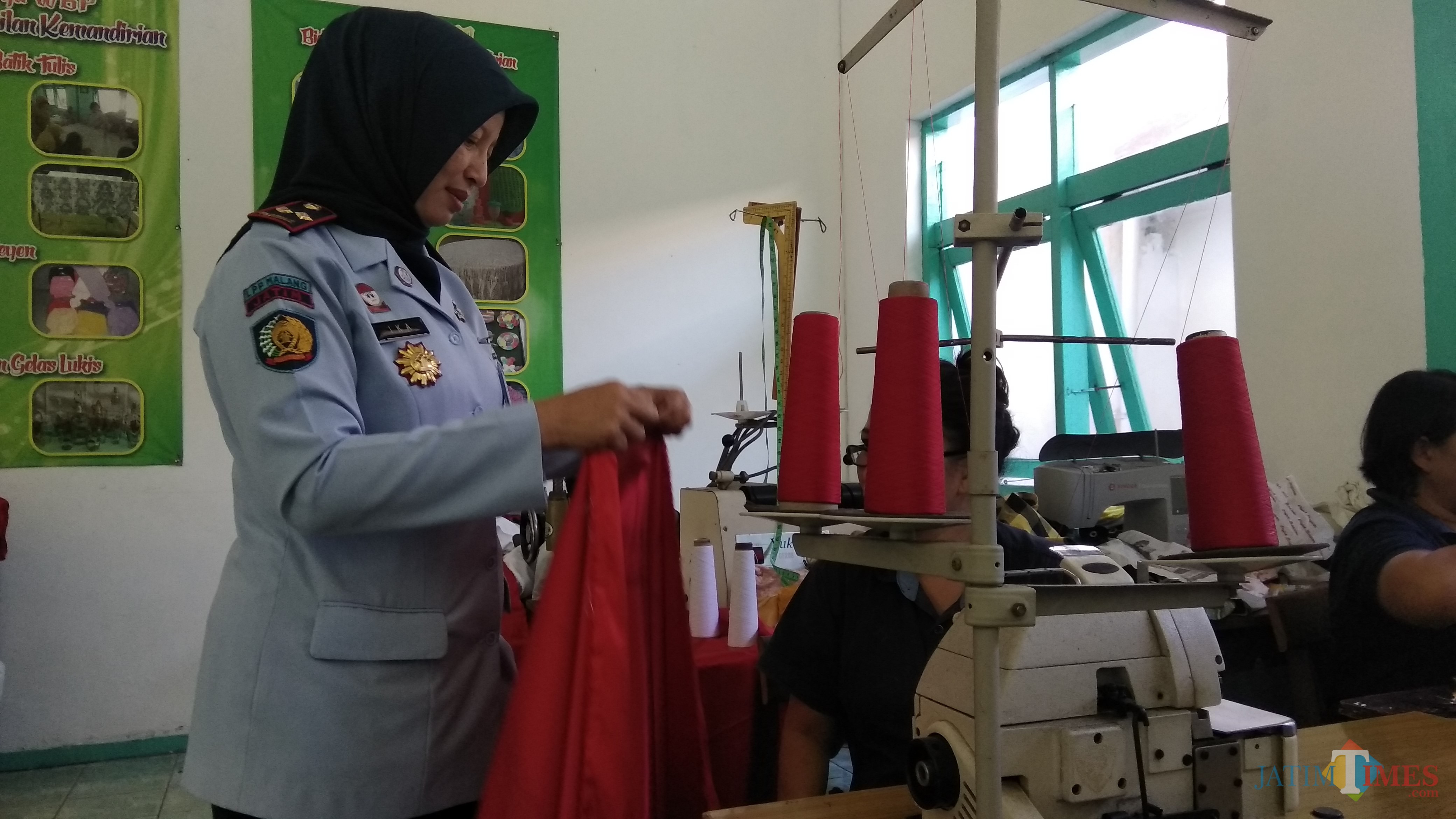 Kepala Lapas Wanita Klas II Sukun Malang Ika Yusanti saat meninjau bengkel kerja warga binaan pemasyarakatan. (Foto: Nurlayla Ratri/MalangTIMES)