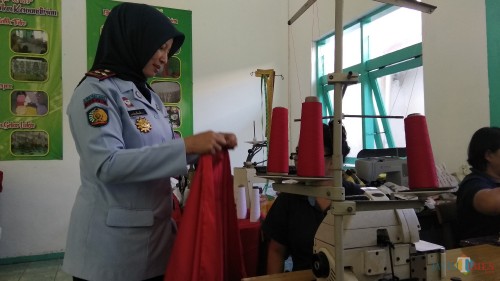 Kepala Lapas Wanita Klas II Sukun Malang Ika Yusanti saat meninjau bengkel kerja warga binaan pemasyarakatan. (Foto: Nurlayla Ratri/MalangTIMES)