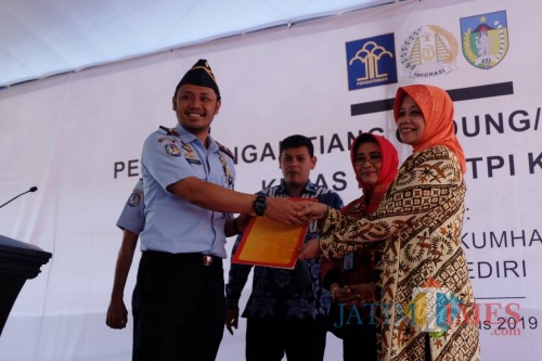 Bupati Kediri Hj Haryanti Sutrisno menyerahkan IMB kepada Kepala Imigrasi Kediri. (eko Arif s /JatimTimes)