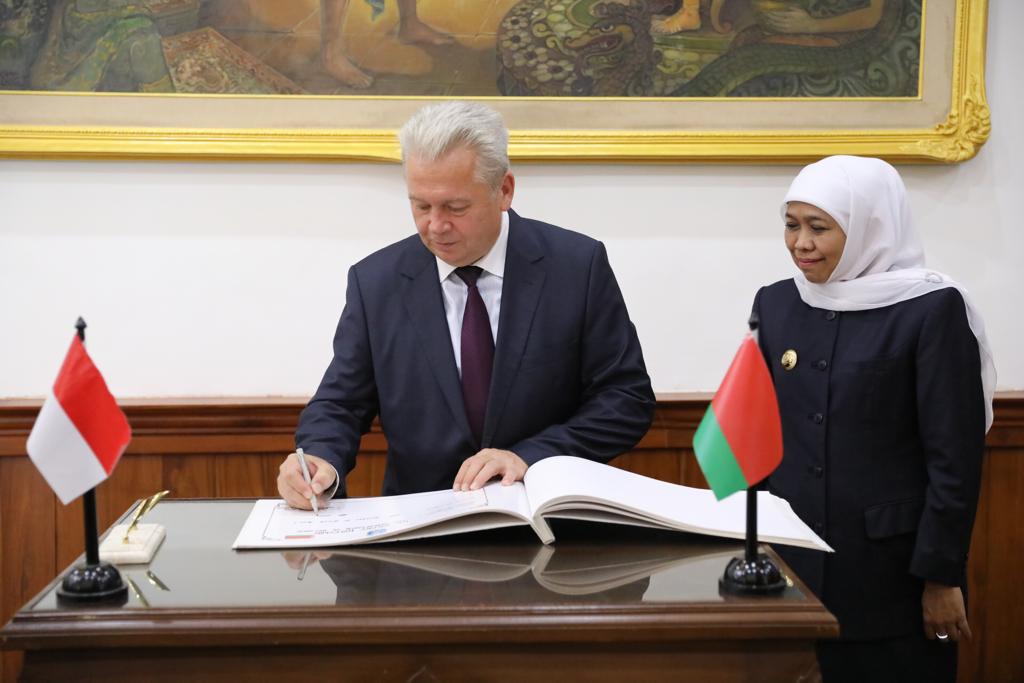 Gubernur Khofifah usai menerima Duta Besar Belarus H. E. Valery Kolesnik di Gedung Negara Grahadi