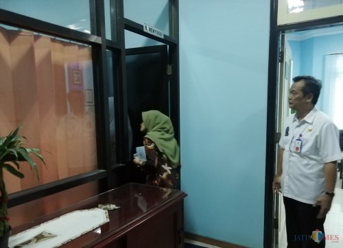 Tim Kemen PAN-RB meninjau ruang laktasi di kantor DPMPTSP Kabupaten Malang sebagai salah satu fasilitas pelayanan bagi masyarakat. (Nana)