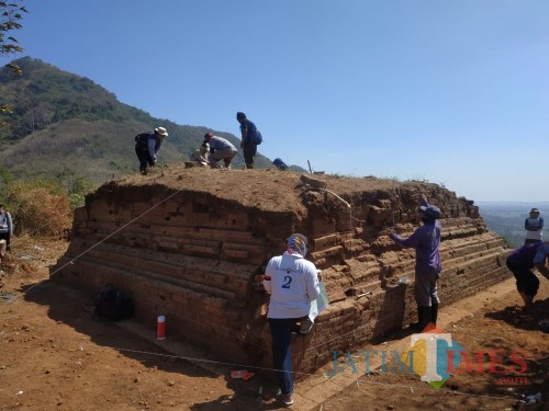 Tim BPCB Trowulan Eskavasi bangunan mirip candi. (Eko Arif S /JatimTIMES)