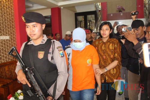 Tersangka Dwisanti ditahan di Mapolres Blitar.(Foto : Aunur Rofiq/BlitarTIMES)