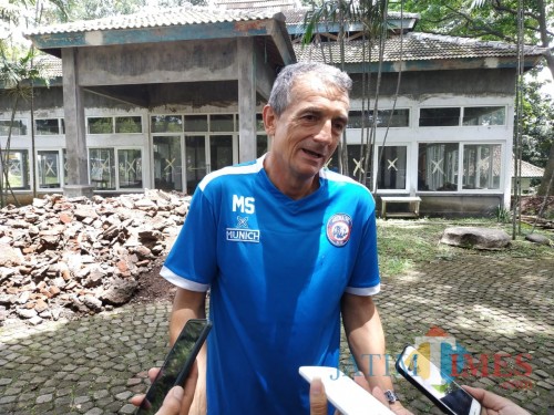 Pelatih Kepala Arema FC, Milomir Seslija (Hendra Saputra)