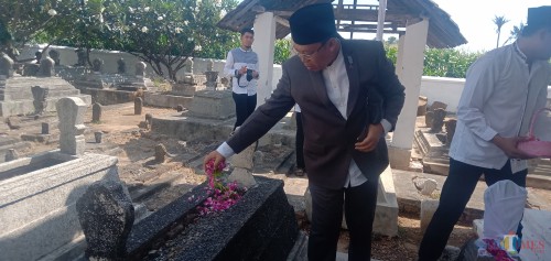 Bupati Situbondo saat tabur bunga di makam Kiai Pateh Saleh. (Foto Sony Haryono/Situbondo TIMES)
