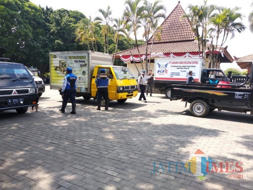 Petugas Dishub Kota Malang saat melakukan razia kendaraan angkutan barang di Taman Krida Budaya Kota Malang. (Arifina Cahyanti Firdausi/MalangTIMES)