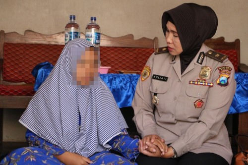 Anggota kepolisian Polres Malang (kanan) beserta tim Trauma Healing saat mengunjungi rumah salah satu korban pencabulan (Foto : Humas Polres Malang for MalangTIMES)