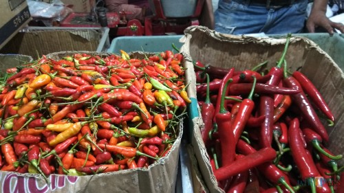 Cabai rawit dan cabai merah yang dijual pedagang di Pasar Besar Kota Malang. (Foto: Nurlayla Ratri/MalangTIMES)