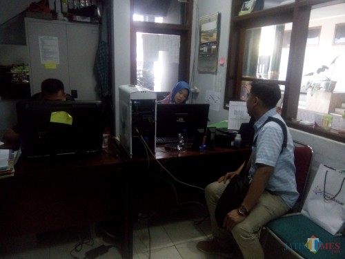 Muhmmad Zaenudin, ketua Karang Taruna Desa Kepanjen, Gumukmas, saat menyerahkan surat untuk bupati.(foto : Moh. Ali Makrus / Jatim TIMES)