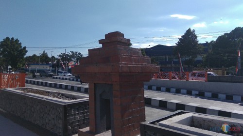 Miniatur candi sebagai ornamen penghias underpass Karanglo, di Kecamatan Singosari, Kabupaten Malang. (Foto: Nurlayla Ratri/MalangTIMES)