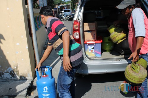 Sebagian barang bukti elpiji saat diturunkan dari mobil oleh anggota Satreskrim Polres Jombang. (Foto : Adi Rosul / JombangTIMES)