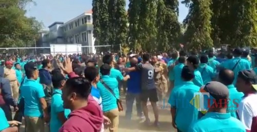 Gambar tangkapan layar dari video tawuran kericuhan para ASN di gelaran Porkab Jombang dalam rangka HUT Kemerdekaan RI Ke-74. (Foto : Adi Rosul / JombangTIMES)