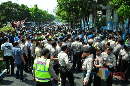 Suasana mencekam saat aksi saling lempar batu di perempatan Rajabali, Kota Malang. (Pipit Anggraeni/MalangTIMES)