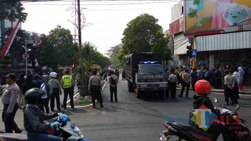 Suasana mencekam saat aksi saling lempar batu di perempatan Rajabali Kota Malang. (Pipit Anggraeni/MalangTIMES)