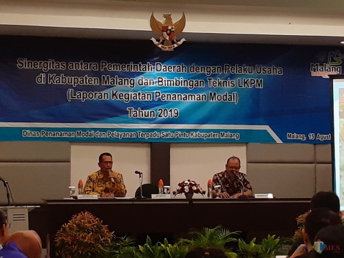 Kepala Seksi Pembinaan Penanaman Modal DPMPTSP Provinsi Jawa Timur, Samsul Arifin (kiri) saat memberikan sosialisasi LKPM pada pelaku usaha Kabupaten Malang (Arifina Cahyanti Firdausi/MalangTIMES)