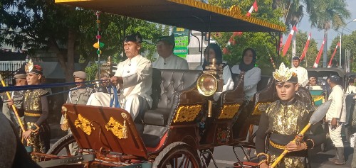 Bupati dan wabup bersama istri menaiki kereta kencana kuda pada kegiatan kirab Harjakasih.