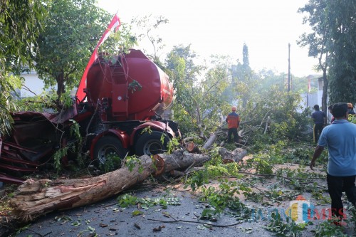 Proses evakuasi truk tangki Pertamina yang mengalami kecelakaan di Jl Gatot Subroto, Kelurahan Jelakombo, Kabupaten Jombang. (Foto : Adi Rosul / JombangTIMES)