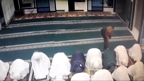 Rekaman CCTV saat seorang pria diduga melakukan pelecehan terhadap jamaah putri yang sedang salat (Foto : Istimewa)
