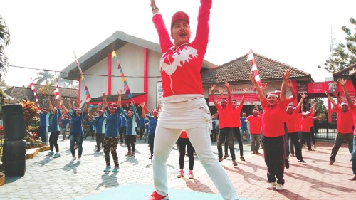 warga binaan dan pegawai Lapas Tulungagung saat mengikuti senam bersama (foto : Joko Pramono/JatimTIMES)