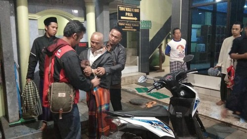 Pelaku pelecehan seksual terhadap jamaah putri (kepala plontos) saat diamankan pihak takmir masjid (Foto : Istimewa)
